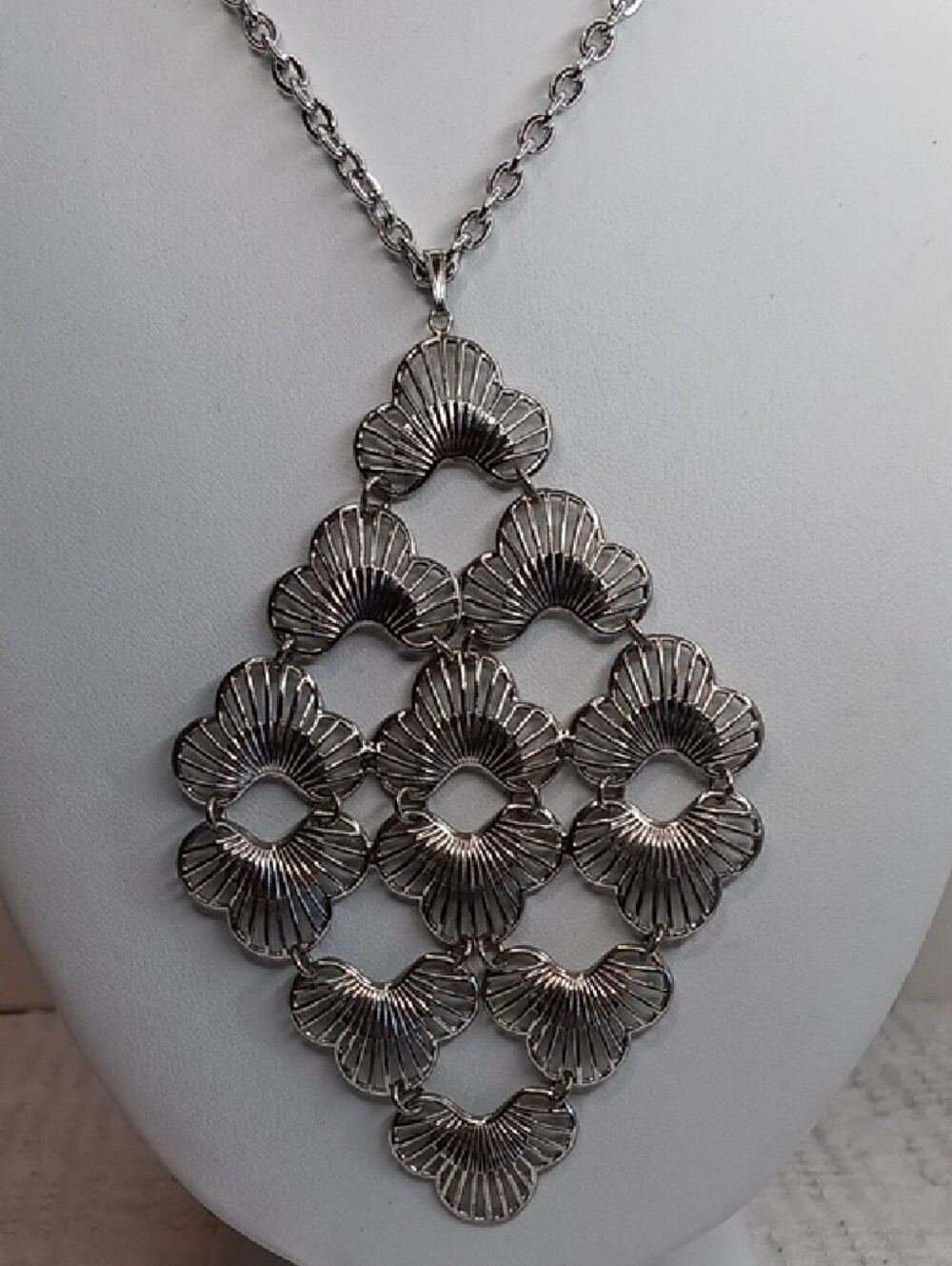 Sarah Coventry Silver-Tone Lotus Blossom Pendant Necklace Vintage 1970s